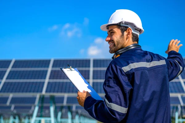 Güneş çiftliğinde güneş paneli ile çalışan mühendis portresi, güneş pili analizi yapan mühendis işçilerle güneş çiftliği, yenilenebilir enerji mühendisleri yenilenebilir ya da sürdürülebilir enerji üretimi