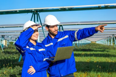 Workers installing solar panels, Engineer team at solar panel farm, Group of workers analyzing solar energy at solar cell farm field