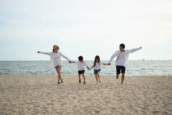 Счастливые Азиатские Семьи Путешествуют Вместе Пляже Время Отпуска Семья Пляжным — стоковое фото