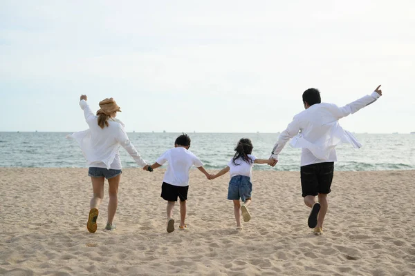 Família Asiática Feliz Viajar Juntos Praia Férias Família Com Viagem — Fotografia de Stock