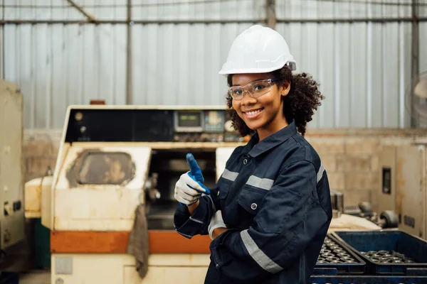 Χαμογελώντας Πορτρέτο Των Εργαζομένων Αυτοπεποίθηση Μηχανικός Στο Εργοστάσιο Άτομα Ευτυχισμένη — Φωτογραφία Αρχείου