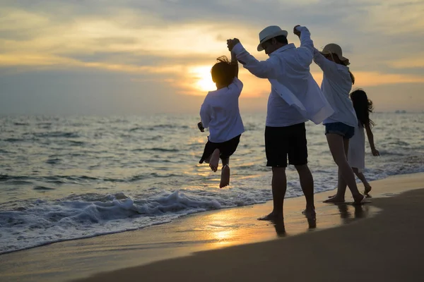 Happy Asian Family Travel Together Beach Holiday Family Beach Travel — Stok fotoğraf