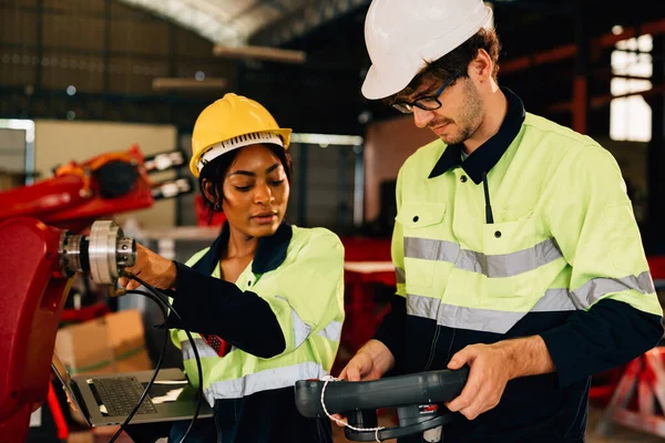 Gelukkige Mannelijke Vrouwelijke Werktuigbouwkundig Ingenieurs Met Een Harde Hoed Veiligheidsuniform — Stockfoto