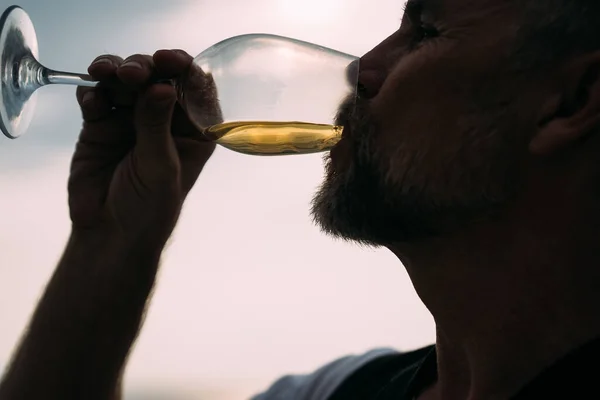 Närbild Skott Mannen Dricka Vin Glas Lyxbåtar Lycklig Man Njuter — Stockfoto