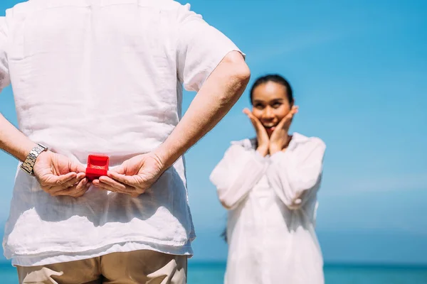 Man Holding Wedding Ring His Amazed Girlfriend Beach Sunshine Outdoor — Φωτογραφία Αρχείου
