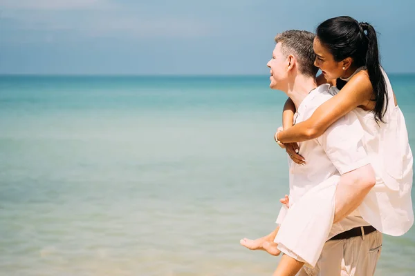 Young Happy Couple Man Woman White Clothes Beach Portrait Girlfriend — Stockfoto