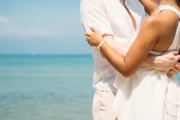 Happy Couple Embracing Together Dancing Tropical Beach Lovers Enjoying Honeymoon — Stockfoto