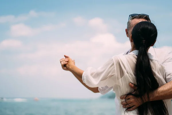 Romantic Couple Dancing Tropical Beach Happily Honeymoon Trip Concept — Stockfoto