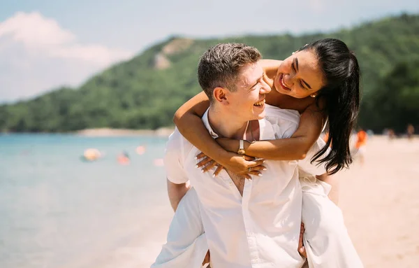 Young Happy Couple Man Woman White Clothes Beach Portrait Girlfriend — Stockfoto