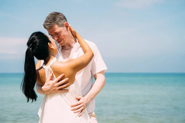 Happy Couple Embracing Together Dancing Tropical Beach Lovers Enjoying Honeymoon — Stockfoto