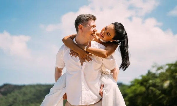 Young Happy Couple Man Woman White Clothes Beach Portrait Girlfriend — Φωτογραφία Αρχείου