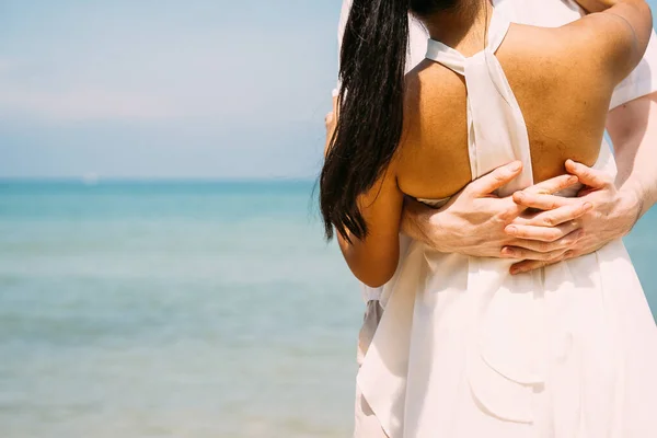 Happy Couple Embracing Together Dancing Tropical Beach Lovers Enjoying Honeymoon — Stockfoto