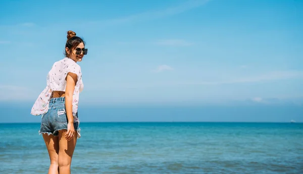 Woman Standing Her Arms Raised Enjoying Wonderful View Beach Ocean — Stockfoto