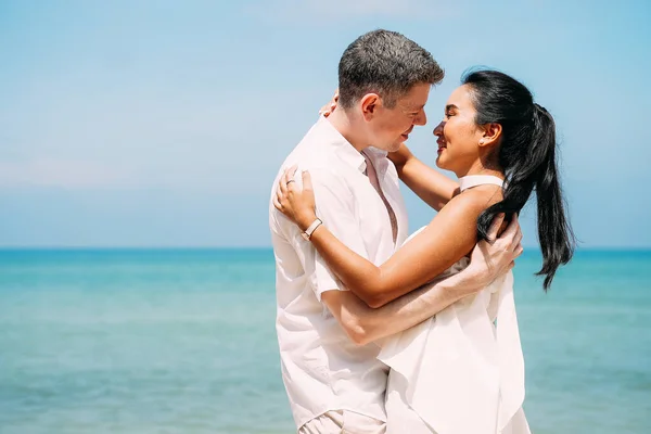 一对浪漫的夫妇在海滩拥抱 男人和女人在海滩享受蜜月之旅 — 图库照片