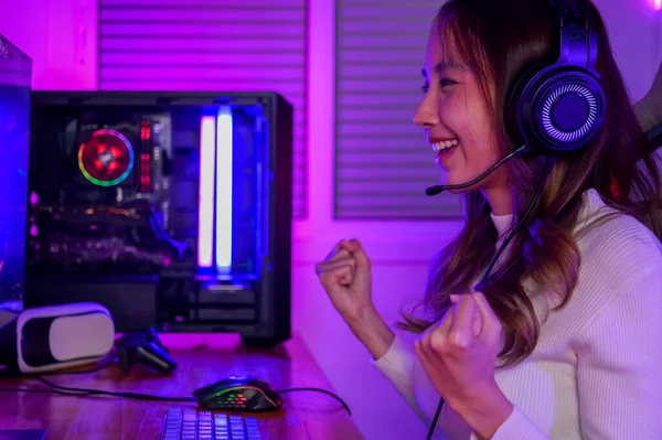 Potret Gamer Pemenang Wanita Muda Memakai Headphone Bermain Game Komputer — Stok Foto