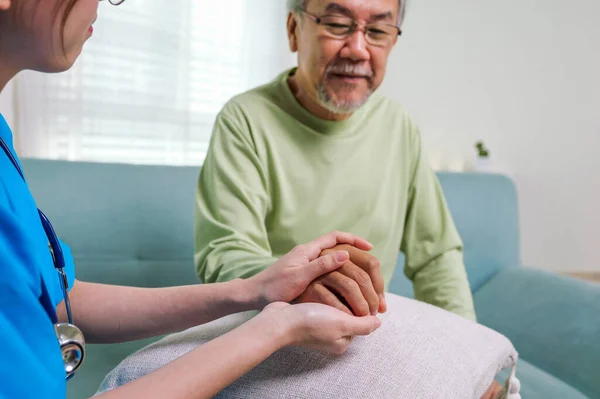 Blisko Ręce Lekarza Dotykając Starszych Rąk Pacjenta Uspokajające Zachęcające Starszego — Zdjęcie stockowe