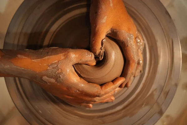 Close Skillful Hands Making Sculpting Pottery Jar Potter Wheel Tools — Foto Stock