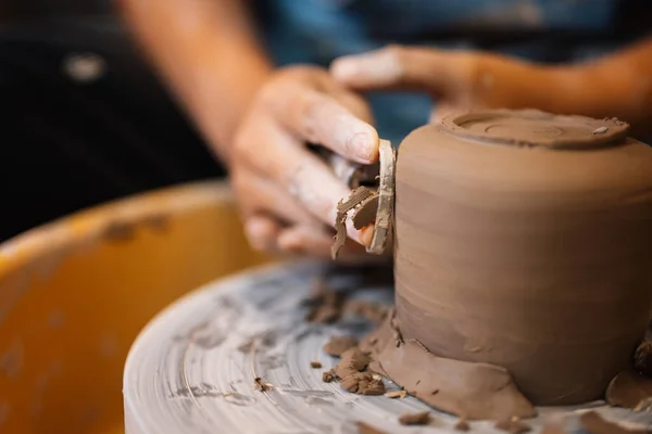 Close Skillful Hands Making Sculpting Pottery Jar Potter Wheel Tools — Stockfoto