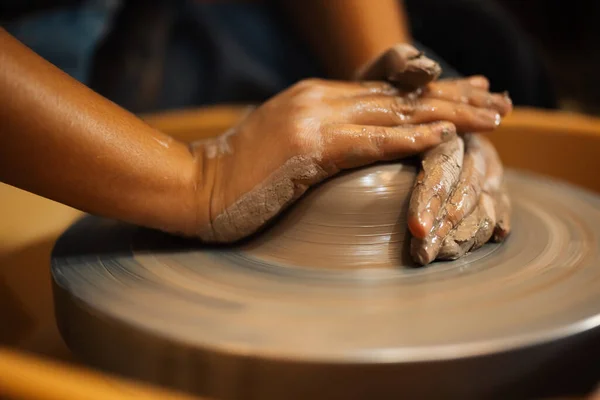 紧紧围绕着熟练的手工制作和雕刻陶器罐在陶瓷轮上与工具和水在车间 创意和艺术品 手工制作工艺 — 图库照片