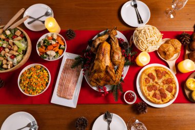 Kızarmış hindiyle Noel yemeği yemek için yemek odasında özel yemek, Noel kutlaması konsepti.