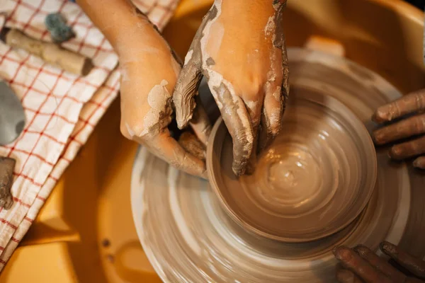 紧紧围绕着熟练的手工制作和雕刻陶器罐在陶瓷轮上与工具和水在车间 创意和艺术品 手工制作工艺 — 图库照片
