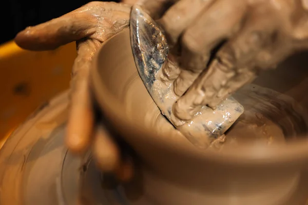 Close Skillful Hands Making Sculpting Pottery Jar Potter Wheel Tools — Foto Stock