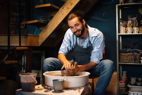Professional Craftsman Potter Making Jug Clay Potters Wheel Circle Workshop — Stok fotoğraf
