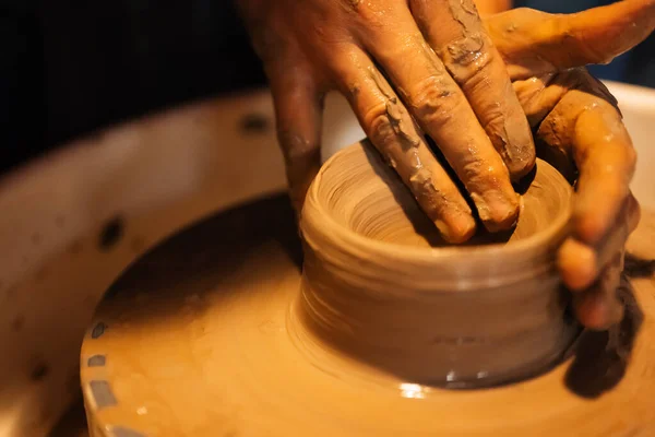 Ceramista Artigiano Professionista Che Brocca Argilla Sul Cerchio Ruota Vasai — Foto Stock