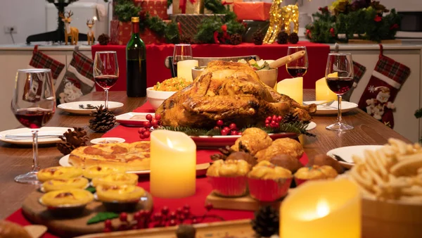 Vánoční Večeře Pečeným Krocanem Speciální Jídlo Stole Jídelně Oslavu Vánoční — Stock fotografie