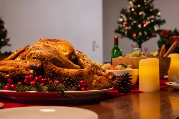 Weihnachtsessen Mit Gebratenem Truthahn Spezialessen Auf Dem Tisch Speisesaal Für — Stockfoto