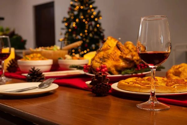 Kızarmış Hindiyle Noel Yemeği Yemek Için Yemek Odasında Özel Yemek — Stok fotoğraf