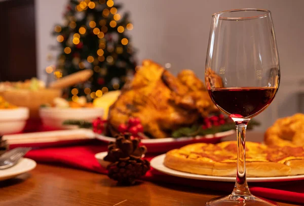 圣诞晚餐与烤火鸡 特殊食物在餐桌上为圣诞晚宴庆祝 圣诞庆祝的概念 — 图库照片