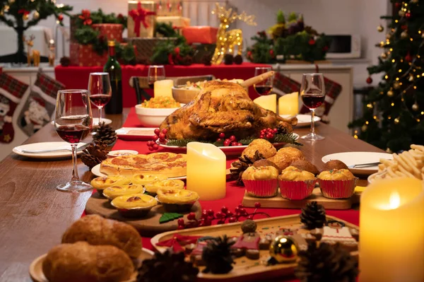 Karácsonyi Vacsora Sült Pulykával Különleges Ételek Asztalon Ebédlőben Karácsonyi Vacsora — Stock Fotó