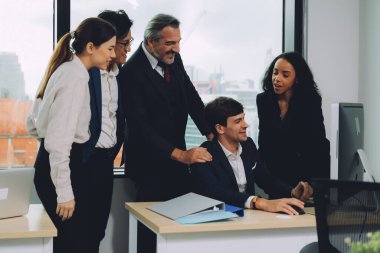 Kıdemli iş adamı finansal analist ve planlamacı birlikte danışmanlık yapıyor, modern iş şirketinde yeni projeleri olan insanlar konuşuyor ve planlıyorlar.