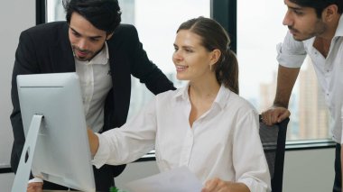 Yönetici liderler ofiste tartışıyor, Memur Planlama modern şirkette, Mutlu çalışanlar yüksek bina ofisinde birlikte çalışıyor.