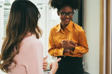 Genç Asyalı iş kadını şirket ortağı çalışma ekibiyle konuşuyor, modern ofiste iş projesini planlamak için insanlar buluşuyor.