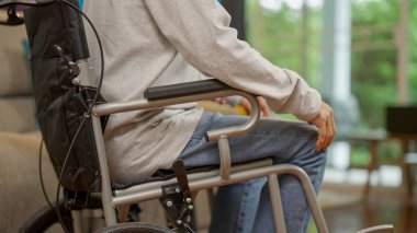 Diz problemleri olan yaşlı bir adam, tekerlekli sandalyede ayakta durmaya çalışan yaşlı bir hasta evde bakıcı hemşireyle egzersiz yapmaya çalışan genç bir fizyoterapist, egzersiz yapması için yaşlı bir adamla ilgilenen ve ona destek olan yaşlı bir adam.