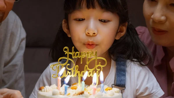 Chica Feliz Rodeada Familia Pidiendo Deseos Soplando Velas Torta Cumpleaños —  Fotos de Stock