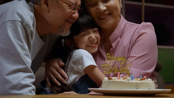Família Feliz Comemorando Com Neta Casa Avós Felizes Beijando Menina — Fotografia de Stock