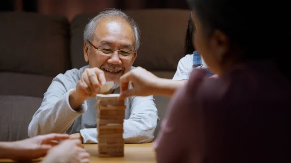 Ανώτεροι Παππούδες Απολαμβάνοντας Παιχνίδι Την Οικογένεια Υγιής Παππούς Παίζει Ξύλινο — Φωτογραφία Αρχείου