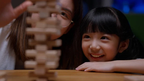 Garota Excitada Jogando Jogo Com Avós Sênior Positivos Enquanto Sentado — Fotografia de Stock