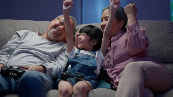 Menina Feliz Jogando Videogames Com Avós Seniores Felizes Avô Saudável — Fotografia de Stock