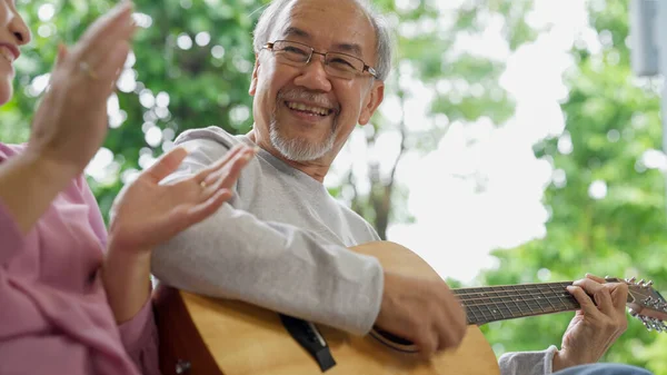 Retrato Casal Sênior Avós Sênior Felizes Tocando Guitarra Cantando Músicas — Fotografia de Stock