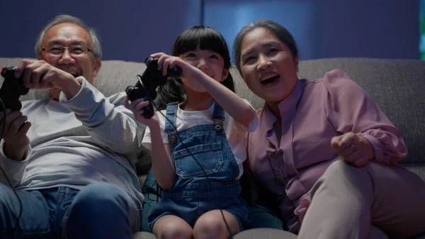 Menina Feliz Jogando Videogames Com Avós Seniores Felizes Avô Saudável — Fotografia de Stock