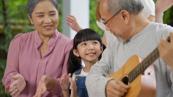 Família Tendo Atividades Juntos Casa Avô Tocando Guitarra Feliz Família — Fotografia de Stock