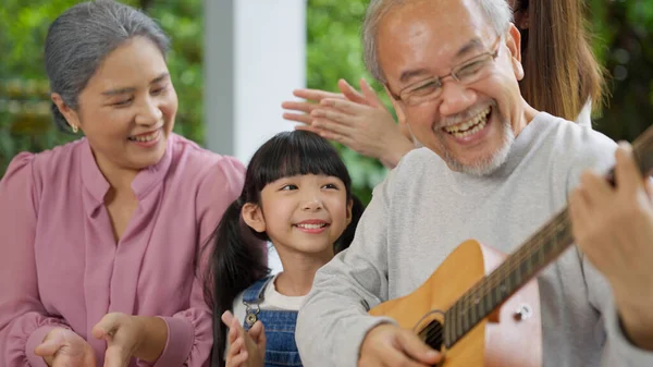 Família Tendo Atividades Juntos Casa Avô Tocando Guitarra Feliz Família — Fotografia de Stock