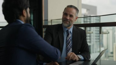 İş adamı şirket ortağı çalışma ekibiyle konuşuyor, modern ofiste iş projesini planlamak için insanlar buluşuyor.