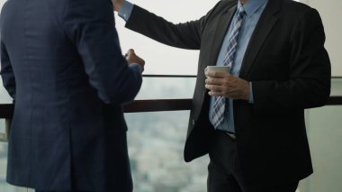 İş adamı şirket ortağı çalışma ekibiyle konuşuyor, modern ofiste iş projesini planlamak için insanlar buluşuyor.