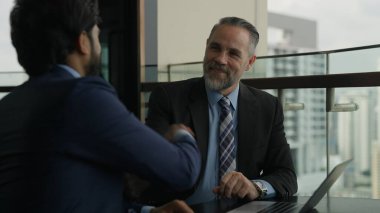 El ele tutuşmalar, iş adamlarının el ele tutuşmaları başarılı bir sözleşme anlaşması göstermeleri, şirkette çalışan iş adamları.