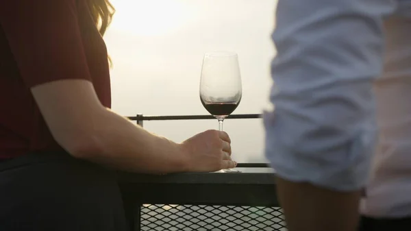 Пийте Вино Заходом Сонця Жінка Тримаючи Червоне Вино Вино Заходом — стокове фото